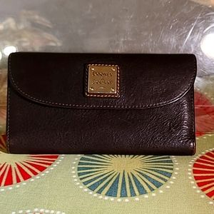 Dooney & Bourke | Brown Tmoro Emerson Continental Leather Clutch